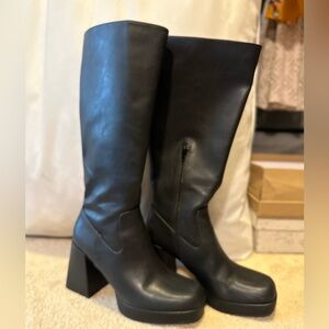 knee-high boots. Inner zipper fastening for slipping on with ease. Square toe.